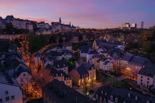 Le riche patrimoine de Luxembourg : Une abbaye bénédictine, une petite bourgade et une ville chargée d'histoire